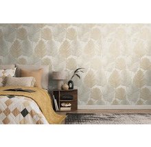 Chambre avec lit et mur avec papier peint à feuilles.