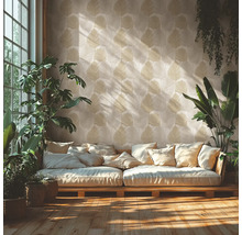 Salon avec canapé, plantes d'intérieur et papier peint à motifs