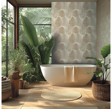 Salle de bain avec baignoire îlot, plantes et papier peint à motifs de feuilles pour une ambiance naturelle