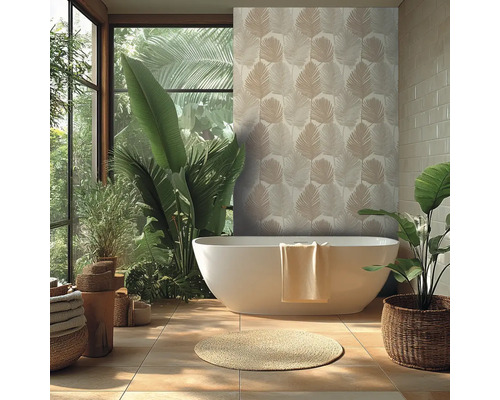 Salle de bain avec baignoire îlot, plantes et papier peint à motifs de feuilles pour une ambiance naturelle