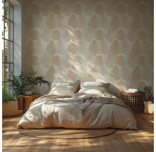 Chambre avec lit et papier peint à motifs de feuilles