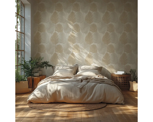 Chambre avec lit et papier peint à motifs de feuilles