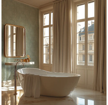 Badezimmer mit freistehender Badewanne, Waschtisch und Spiegel