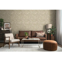 Salon avec canapé, fauteuil, table basse, pouf et papier peint à motifs pour une ambiance cosy.
