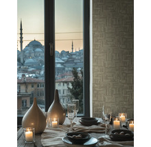 Table à manger décorée avec vue sur une ville