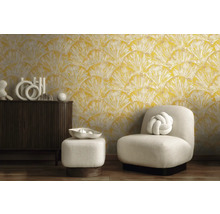 Salon avec papier peint à motifs jaunes, fauteuil et commode