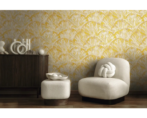 Salon avec papier peint à motifs jaunes, fauteuil et commode