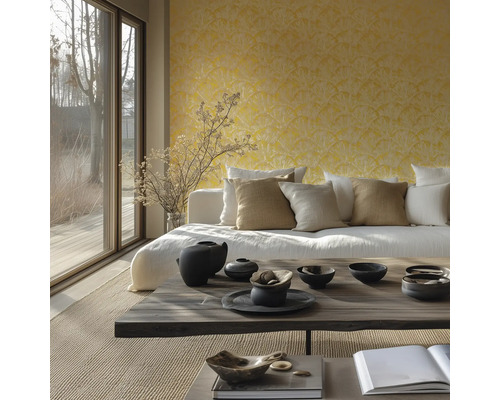 Salon lumineux avec canapé, coussins et objets décoratifs sur une table