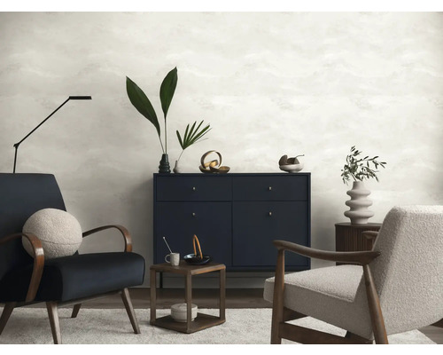 Modernes Wohnzimmer mit Kommode, Sesseln und Dekoration