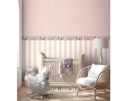 Babyzimmer mit Gitterbett, Schaukelpferd und Rattansessel