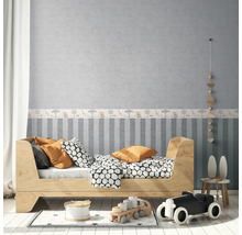 Chambre d'enfant avec lits en bois, jouets et décoration murale avec motifs d'animaux