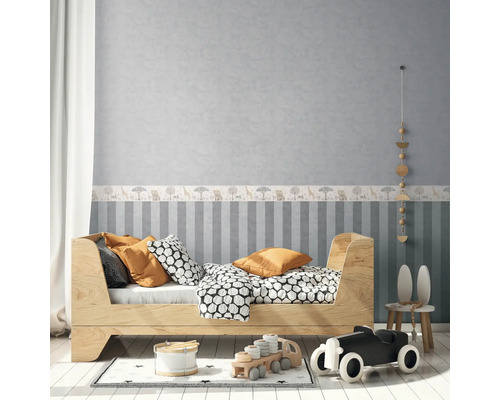 Chambre d'enfant avec lits en bois, jouets et décoration murale avec motifs d'animaux