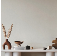 Arrangement décoratif avec vases, coupes et livres sur une étagère.