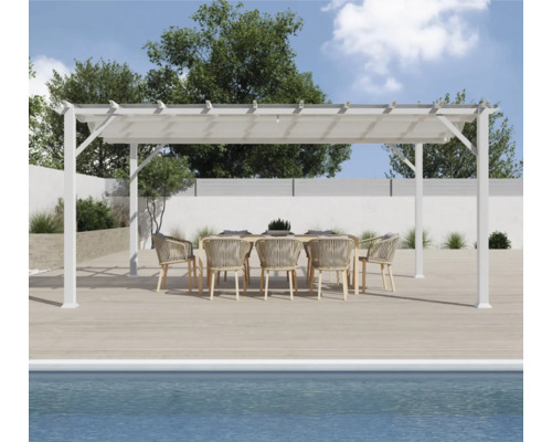 Scène avec une pergola blanche, une table à manger et des chaises au bord de la piscine