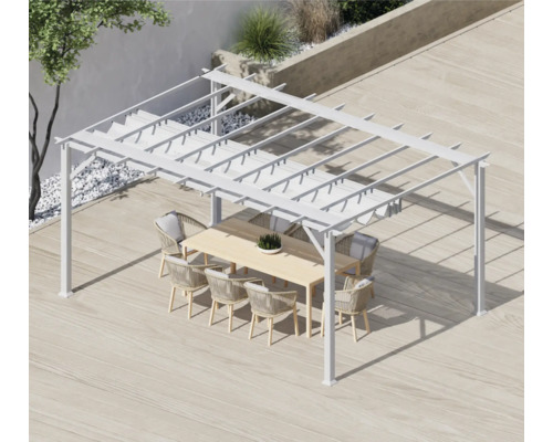 Scène avec une pergola de jardin blanche avec toit à lamelles, une table en bois et des chaises à l'extérieur
