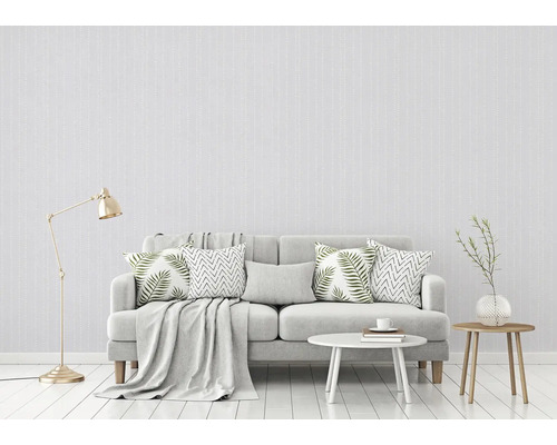 Wohnzimmer mit Sofa, Kissen, Decke, Lampe und Beistelltischen für eine gemütliche Atmosphäre