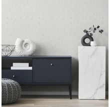 Wohnzimmerdekoration mit Kommode, Marmorsockel und Tapete mit Pflanzenmuster