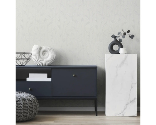 Wohnzimmerdekoration mit Kommode, Marmorsockel und Tapete mit Pflanzenmuster