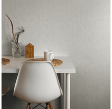 Szene mit Esstisch, Stuhl und floral gemusterter Tapete für eine helle, freundliche Atmosphäre.