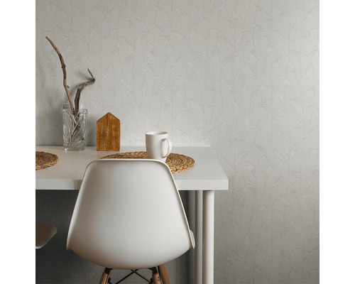 Szene mit Esstisch, Stuhl und floral gemusterter Tapete für eine helle, freundliche Atmosphäre.