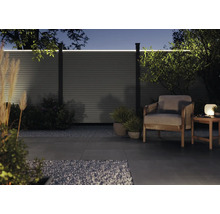 Jardin avec clôture éclairée, fauteuil et table