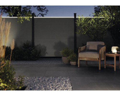 Jardin avec clôture avec éclairage intégré, fauteuil et table d'appoint