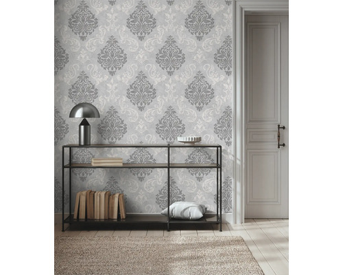 Dekorativer Raum mit gemusterter Tapete, Regal und Tür