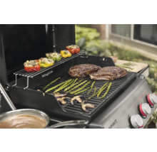 Scène de grillade avec poivrons farcis, asperges et steaks sur un gril