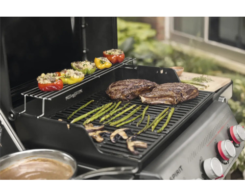 Scène de grillade avec poivrons farcis, asperges et steaks sur un gril