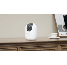 Caméra de surveillance Imou sur une armoire en bois