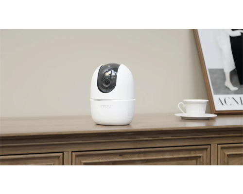 Caméra de surveillance Imou sur une armoire en bois