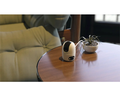 Caméra de surveillance sur une table à côté d'une plante