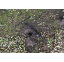 Tarière utilisée sur un sol de jardin