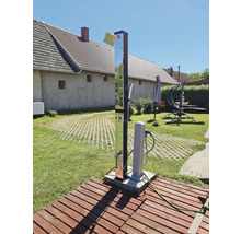 Scène de jardin avec douche et colonne d'eau sur une plateforme en bois