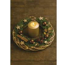 Couronne de l'Avent décorative avec bougie, branches de sapin, étoiles, boules de Noël, pommes de pin, feuilles dorées, bâtons de cannelle et guirlande lumineuse