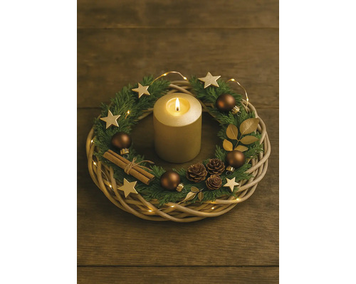 Couronne de l'Avent décorative avec bougie, branches de sapin, étoiles, boules de Noël, pommes de pin, feuilles dorées, bâtons de cannelle et guirlande lumineuse
