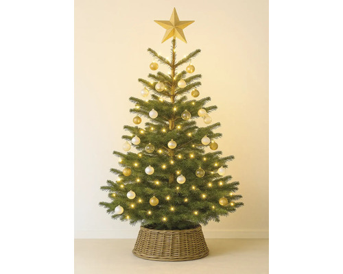 Geschmückter Weihnachtsbaum mit Stern, Kugeln und Lichterkette in einem geflochtenen Korb
