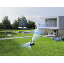 Robot tondeuse au travail dans un jardin moderne avec maison, piscine et balançoire