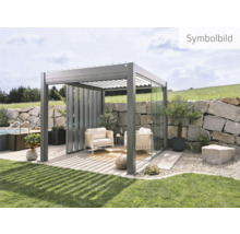 Szene mit einer modernen Terrassenüberdachung mit Lamellendach, Gartenmöbeln und Pflanzen