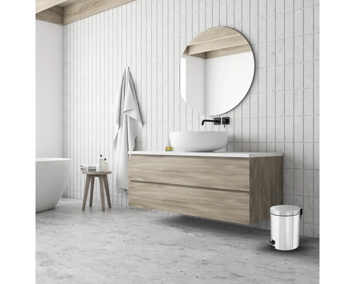 Salle de bain moderne avec lavabo, miroir et accessoires