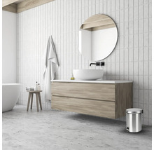Salle de bain moderne avec lavabo, miroir et accents de bois