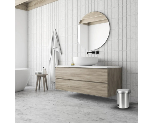 Salle de bain moderne avec lavabo, miroir et accents de bois
