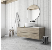 Salle de bains avec lavabo, miroir, serviette, tabouret et poubelle