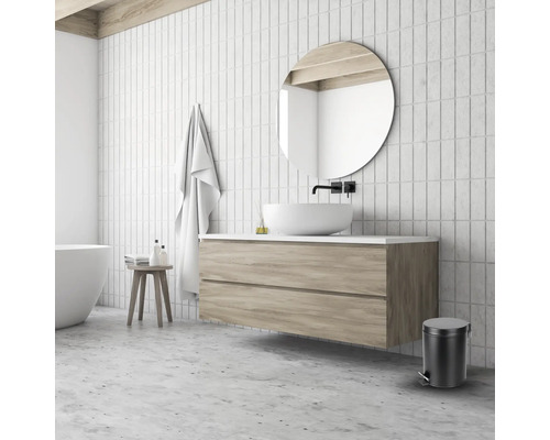 Salle de bains avec lavabo, miroir, serviette, tabouret et poubelle