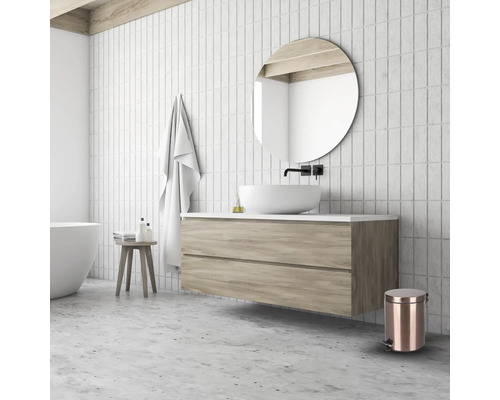 Salle de bains avec meuble-lavabo, miroir, baignoire et accessoires