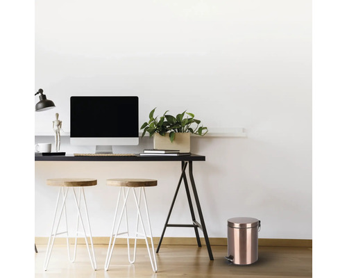 Bureau avec bureau, chaises et poubelle à pédale