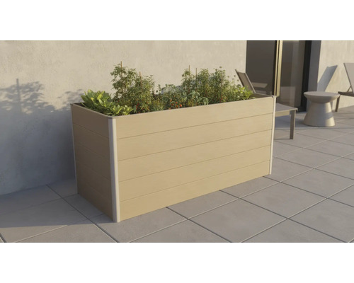 Rechteckiger Pflanzkasten aus Holz mit Pflanzen auf einer Terrasse