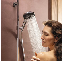 Frau unter einer Duscharmatur mit laufendem Wasser