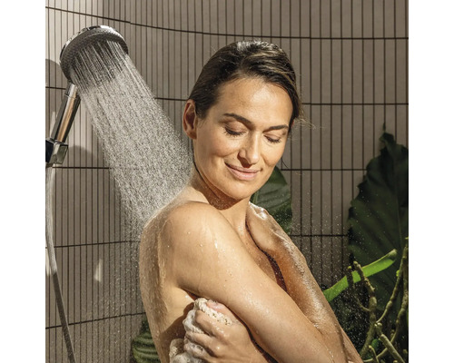 Frau unter der Dusche mit Duschkopf und Schlauch