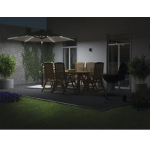 Abendliche Gartenszene mit Gartentisch, Stühlen, Grill und beleuchtetem Sonnenschirm